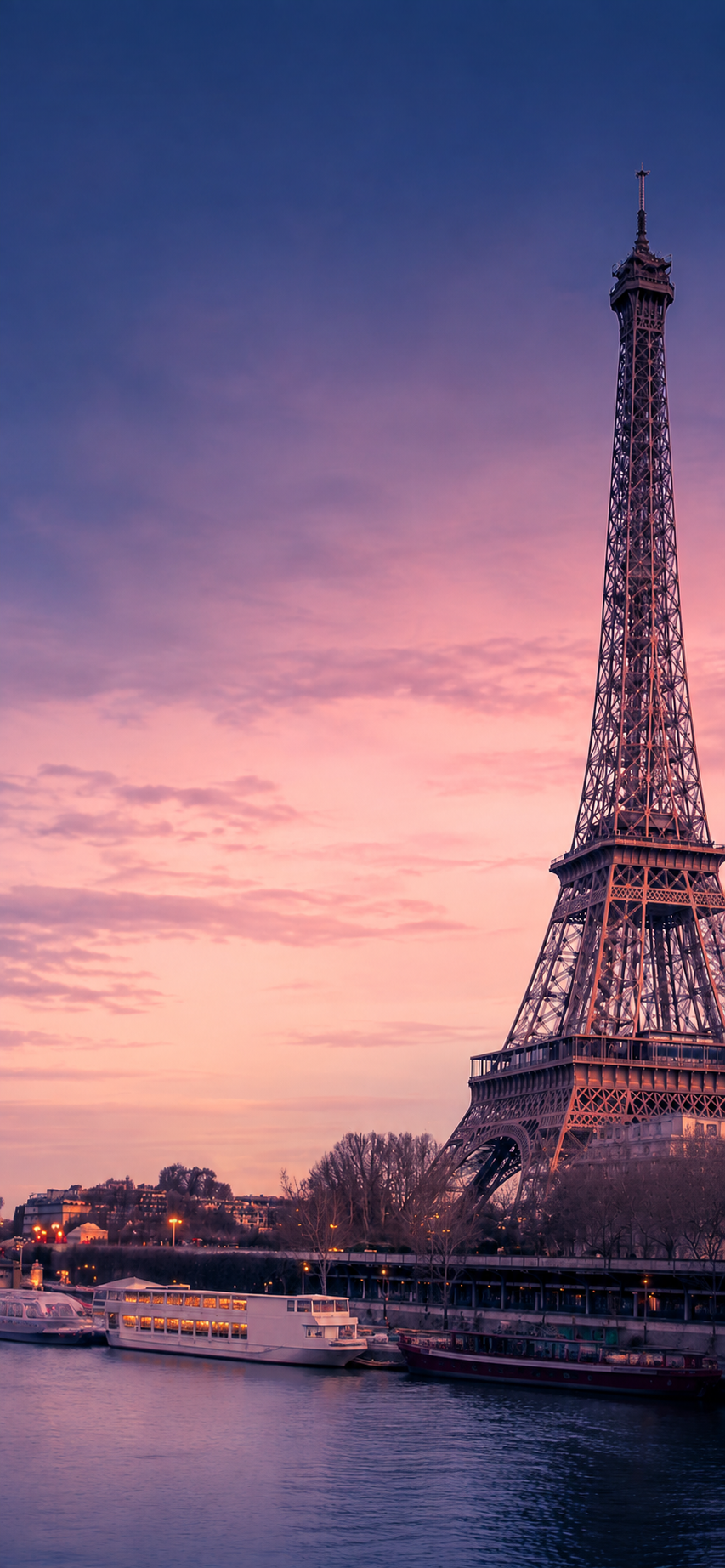 Torre Eiffel junto al río Sena durante un atardecer rosa y violeta