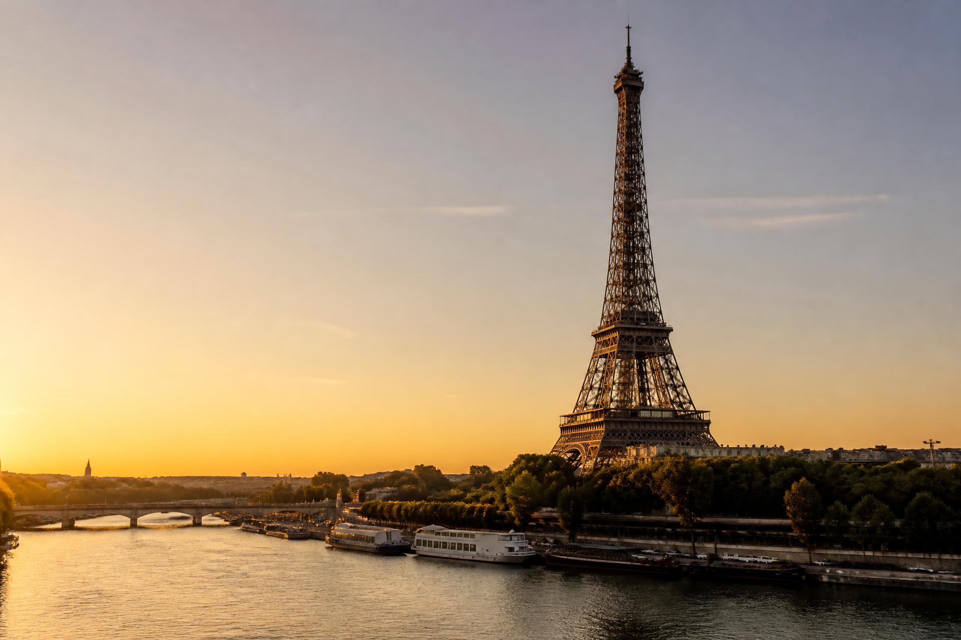 Torre Eiffel en París al atardecer